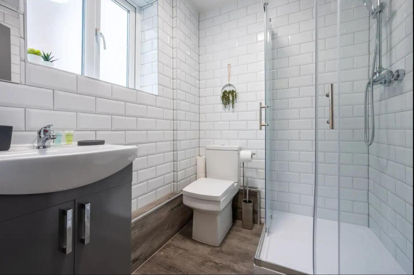 Stunning One Bedroom Apartments Near Shops & Central Cardiff Buitenkant foto