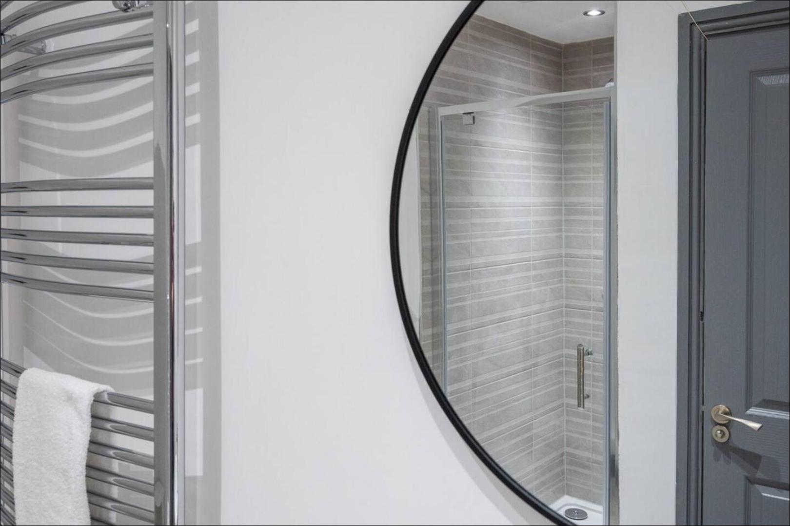 Stunning One Bedroom Apartments Near Shops & Central Cardiff Buitenkant foto